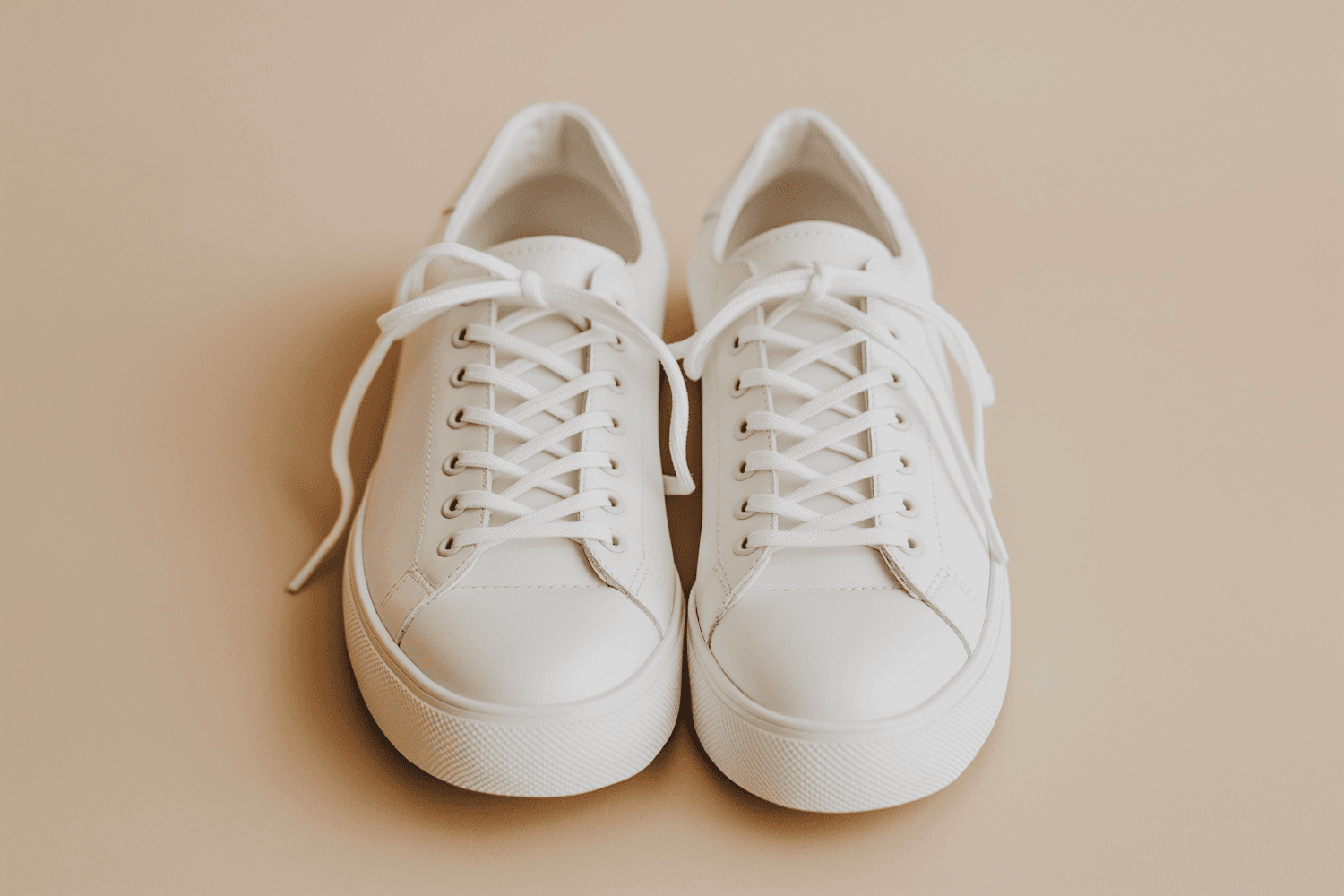 Białe skórzane sneakersy na grubej podeszwie
