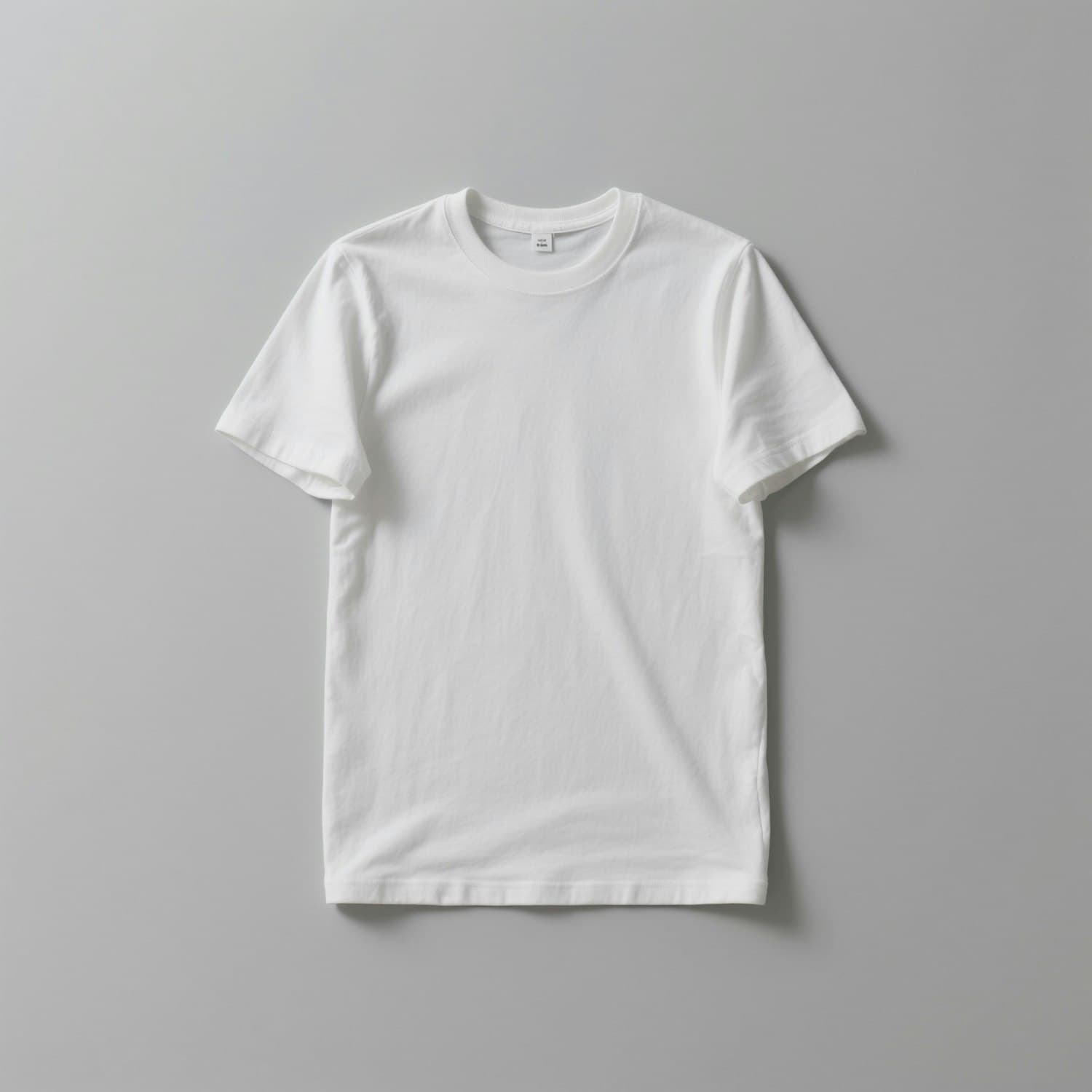 Biała bawełniana koszulka Blank Tee 01 na szarym tle