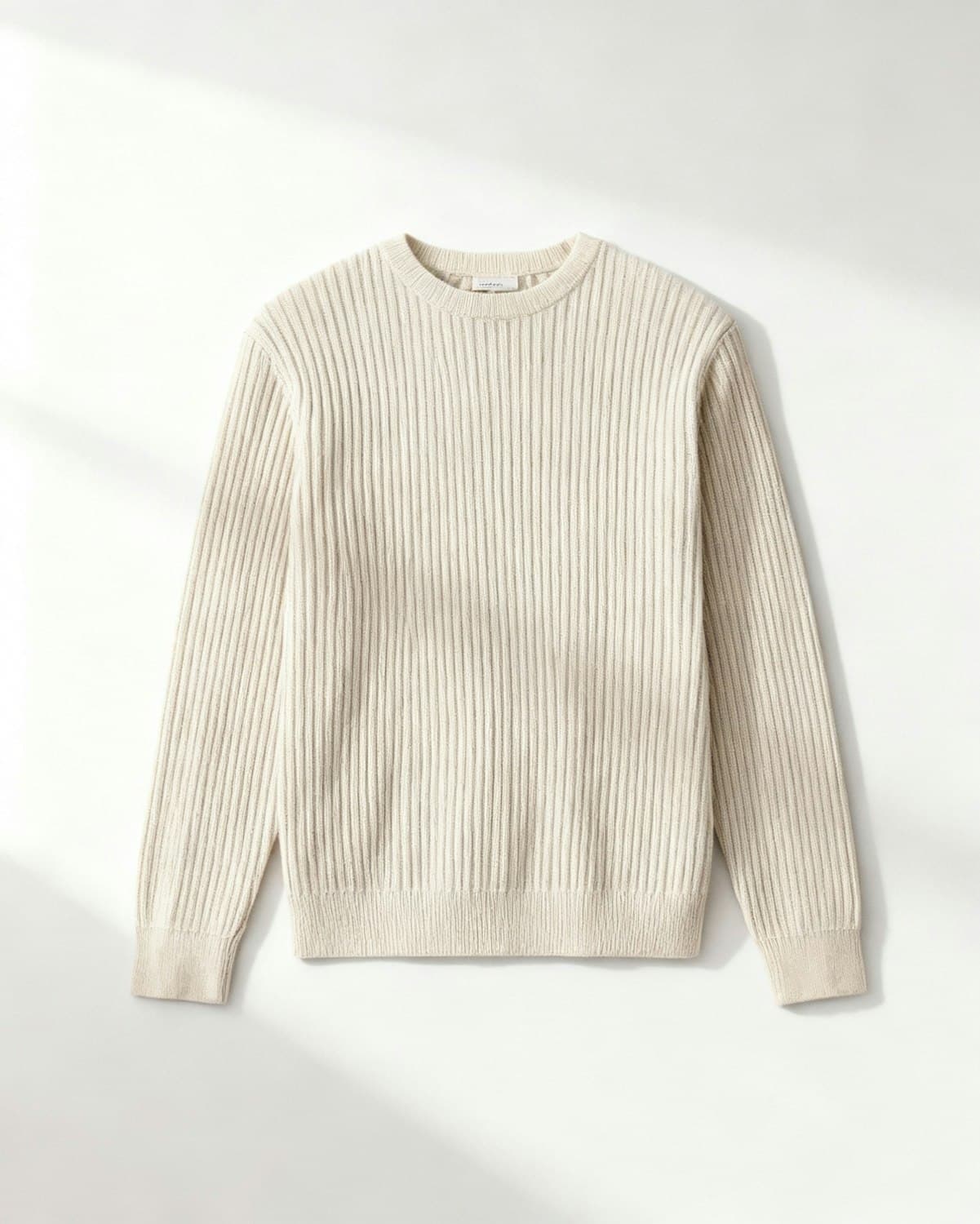 Beżowy sweter z prążkowanej dzianiny z okrągłym dekoltem